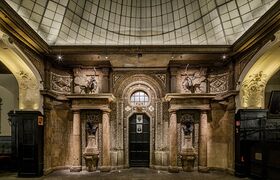 WML und Werner Memmel erhielten von der Augustiner Brauerei den Auftrag den historischen Muschelsaal in der Neuhauser Straße mit Licht in Szene zu setzen.