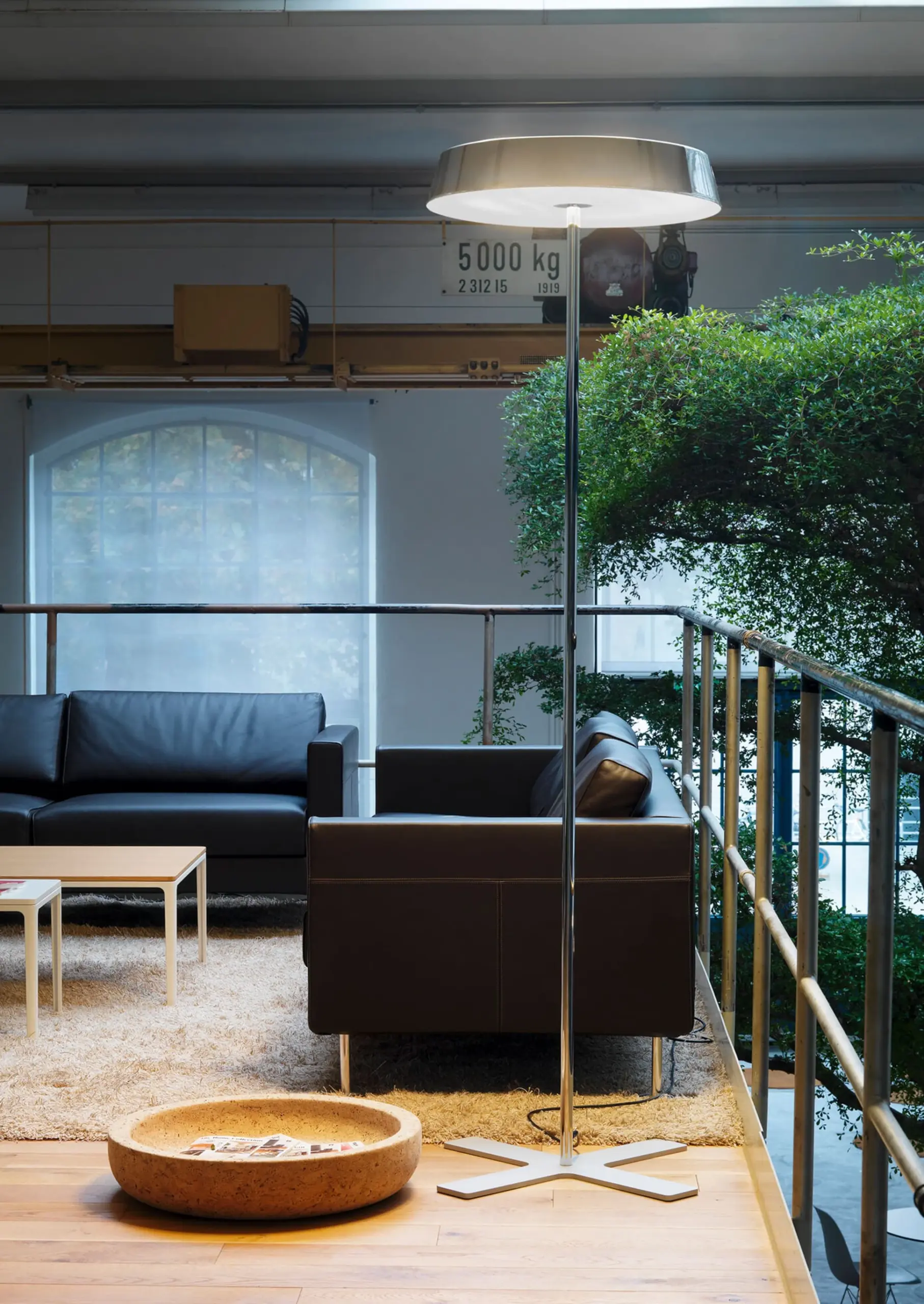 Belux Stehlampe Koi mit rundem Schirm und Kreuzfuß in einer Loft-Lounge