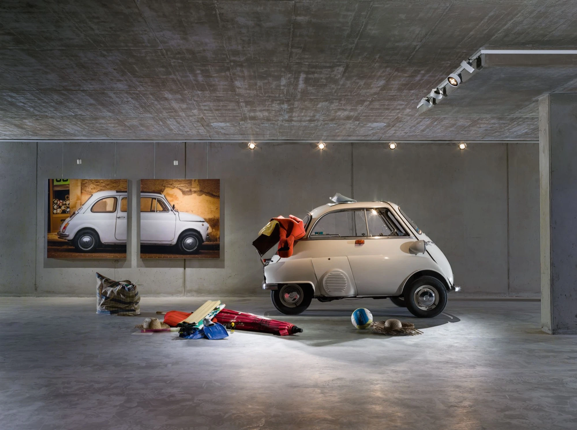 Buschfeld Strahler max-w beleuchten eine weiße Isetta in einer Galerie
