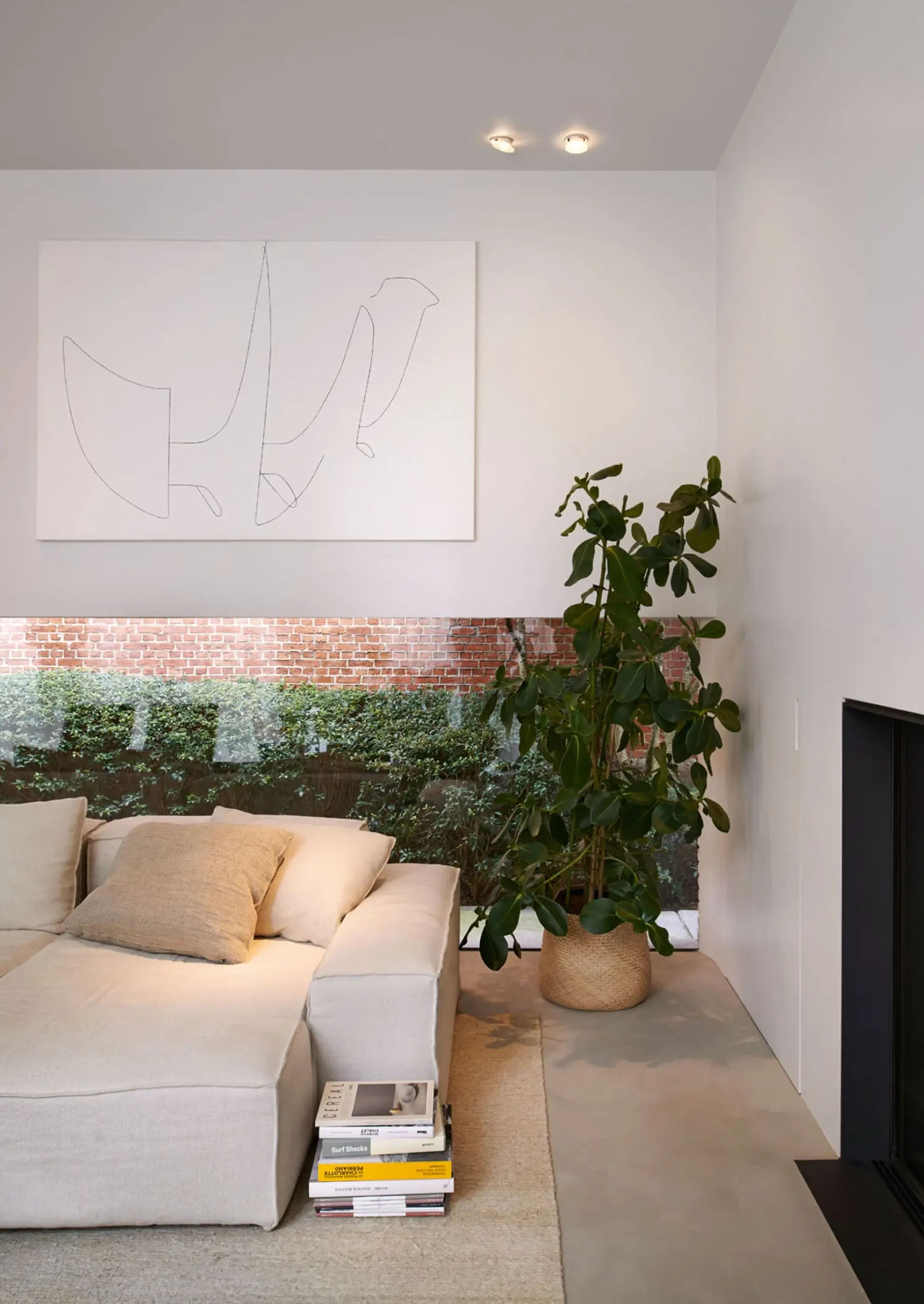 Zwei Delta Light Deckenstrahler in einem hellen modernen Wohnzimmer