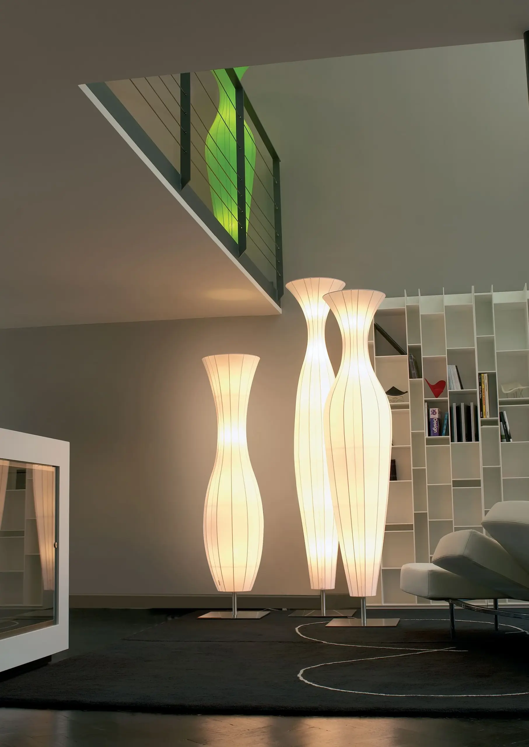 Vasenförmige Dix Heures Dix Stehlampen Athéna aus Stoff im modernen Wohnzimmer