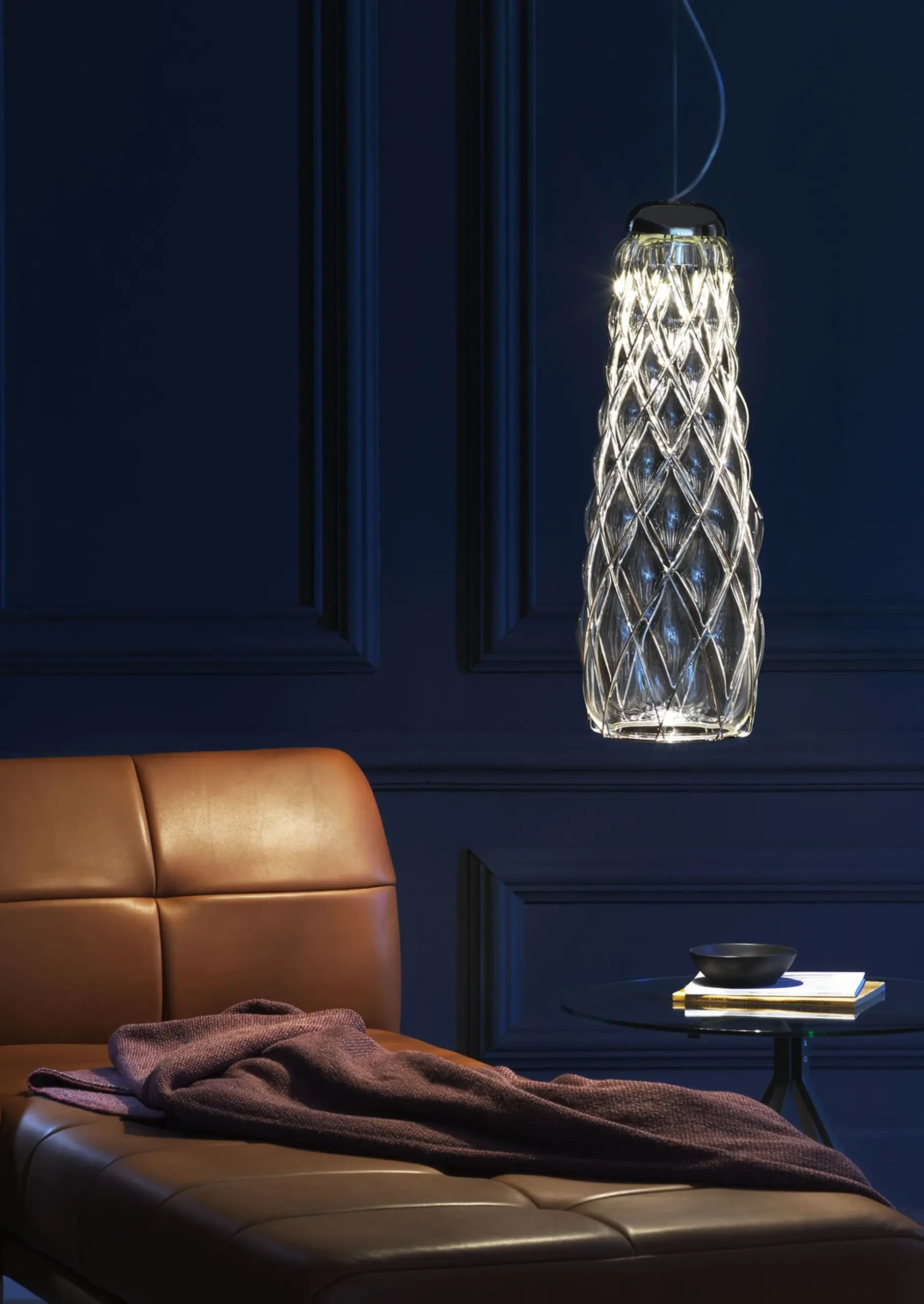 FontanaArte Pendelleuchte Pinecone aus mundgeblasenem Glas neben brauner Lederliege
