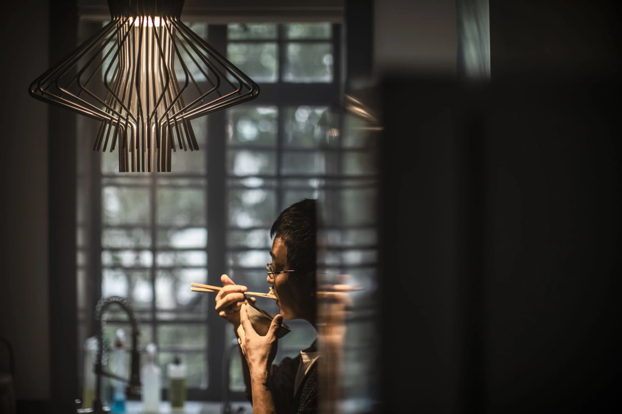 Foscarini Pendelleuchte Allegretto Ritmica mit Metallstäben über der Küche