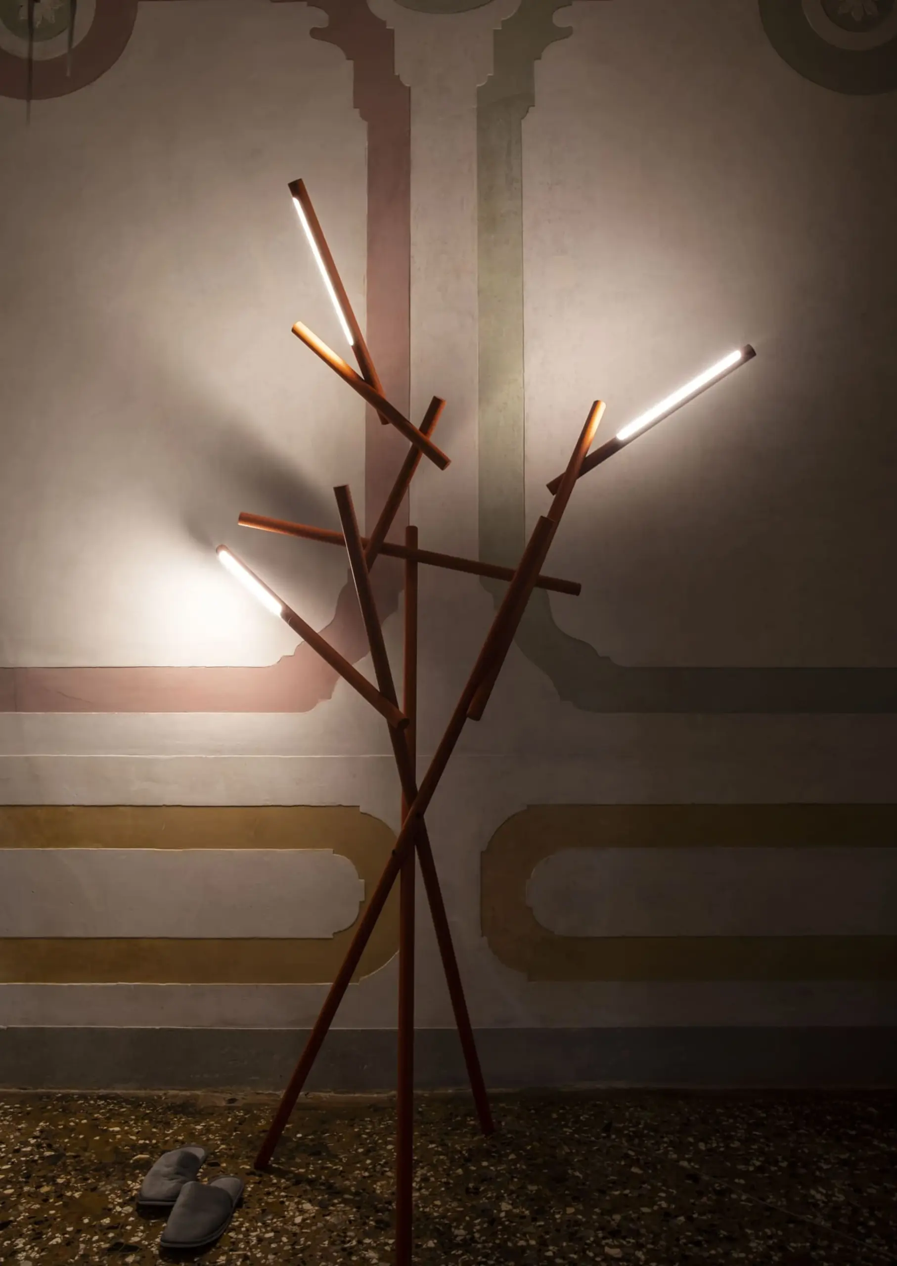 Foscarini Stehlampe Tuareg mit LED-Lichtästen vor historischer Wandmalerei