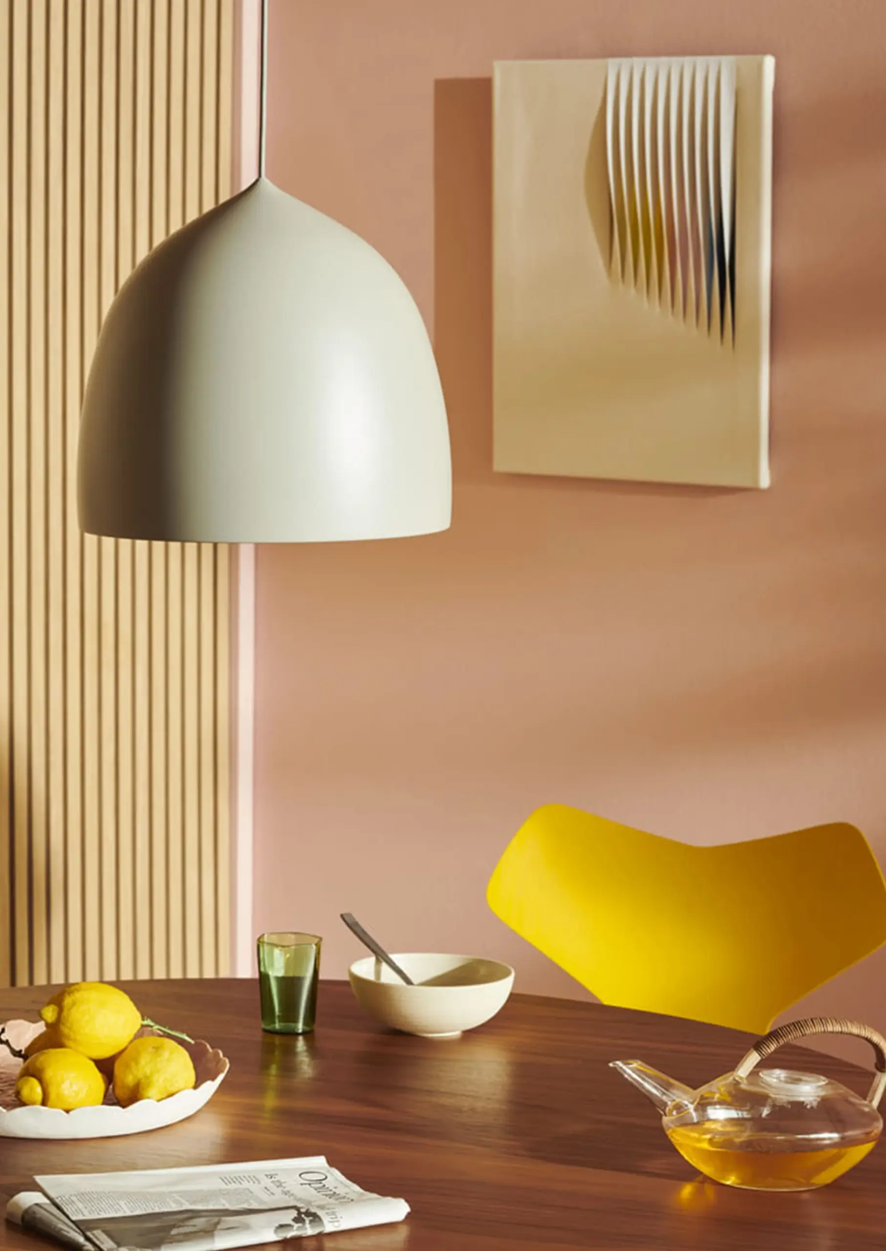 Graue Fritz Hansen Pendelleuchte Suspence über dem Esstisch mit gelbem Grand-Prix-Stuhl