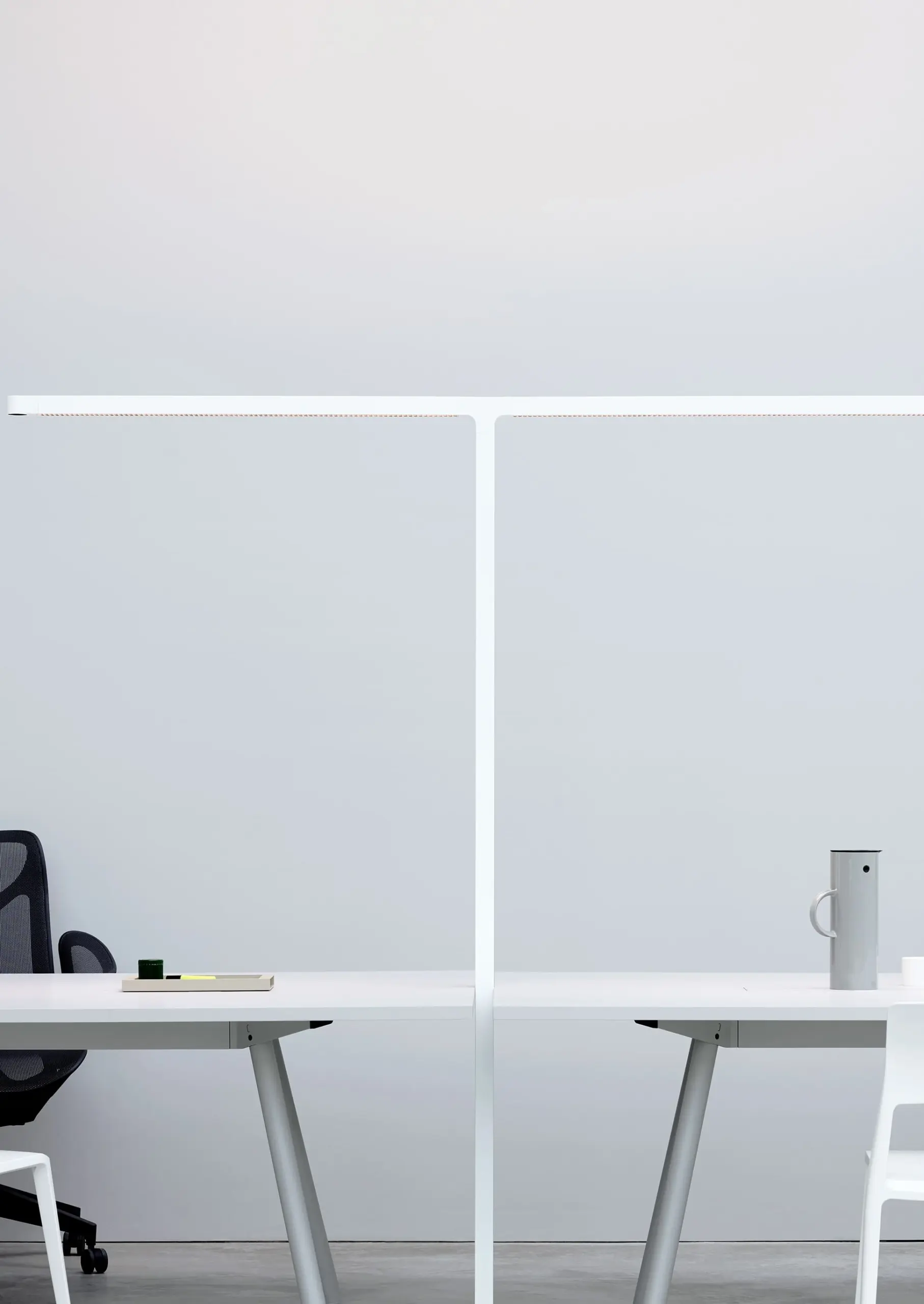 Weiße GRAU Stehlampe Team Cowork über zwei Arbeitsplätzen im Büro