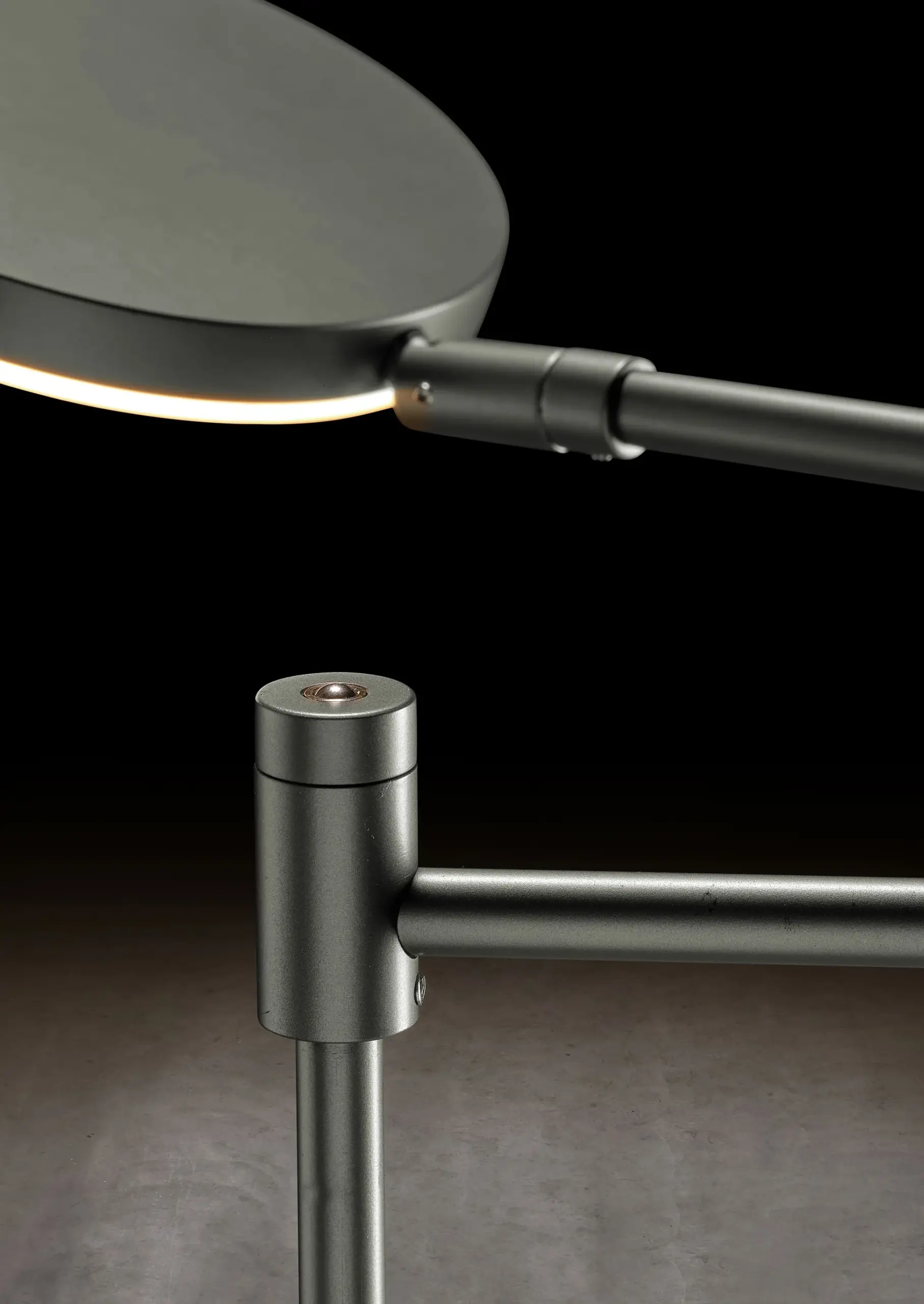 Detailansicht der Holtkötter Akku-Stehleuchte Plano mit flachem LED-Kopf und Gelenkarm