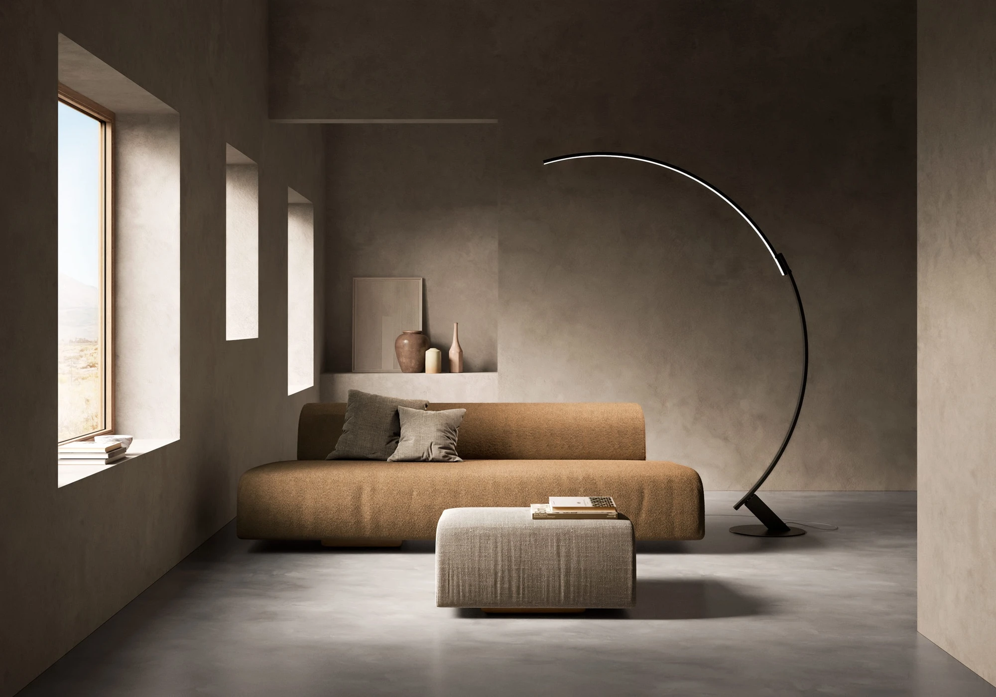 Schwarze KDLN Bogen-Stehlampe Kyudo hinter einem Sofa im Wohnzimmer