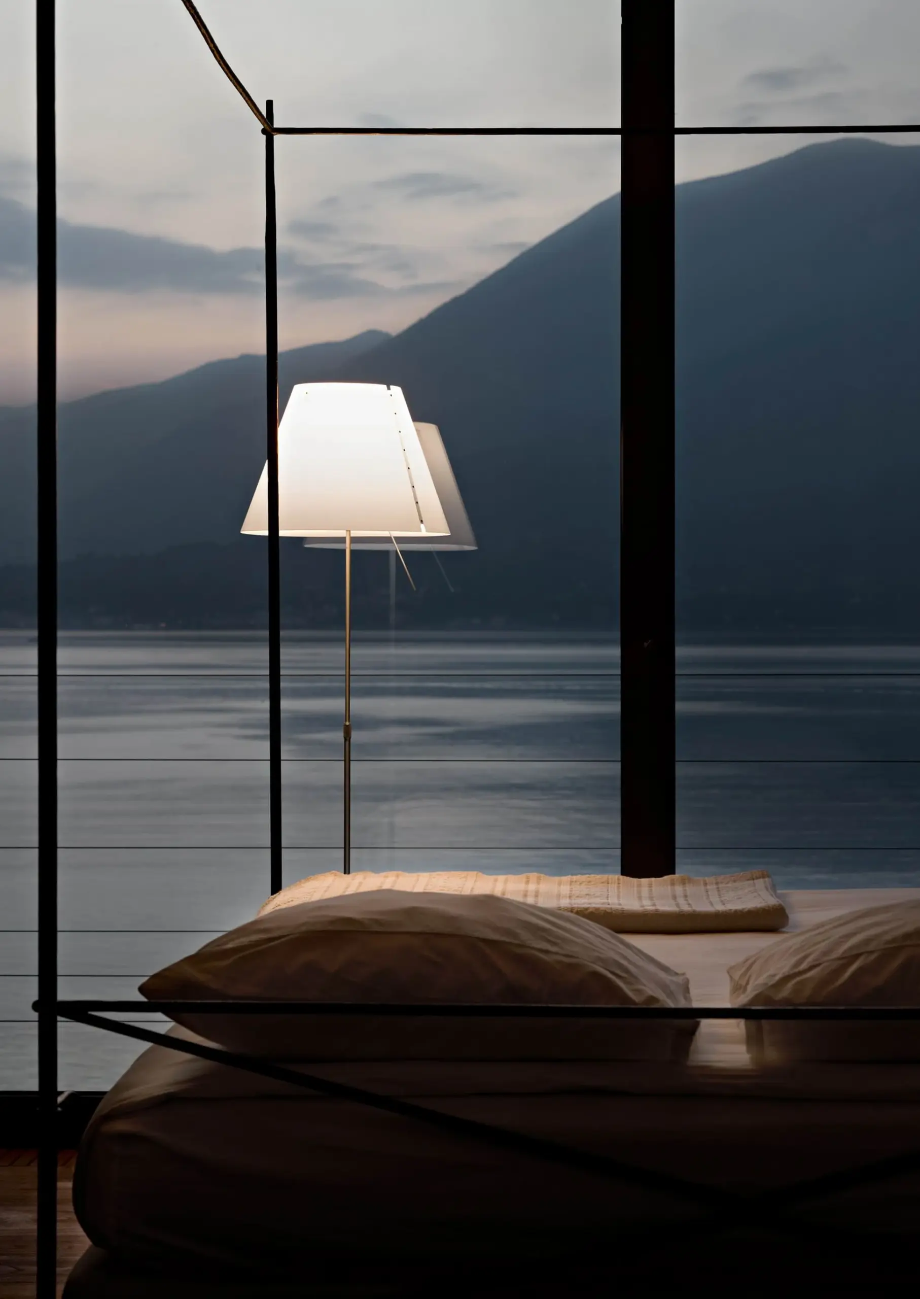 Luceplan Stehlampe Grande Costanza am Himmelbett mit Blick auf den See