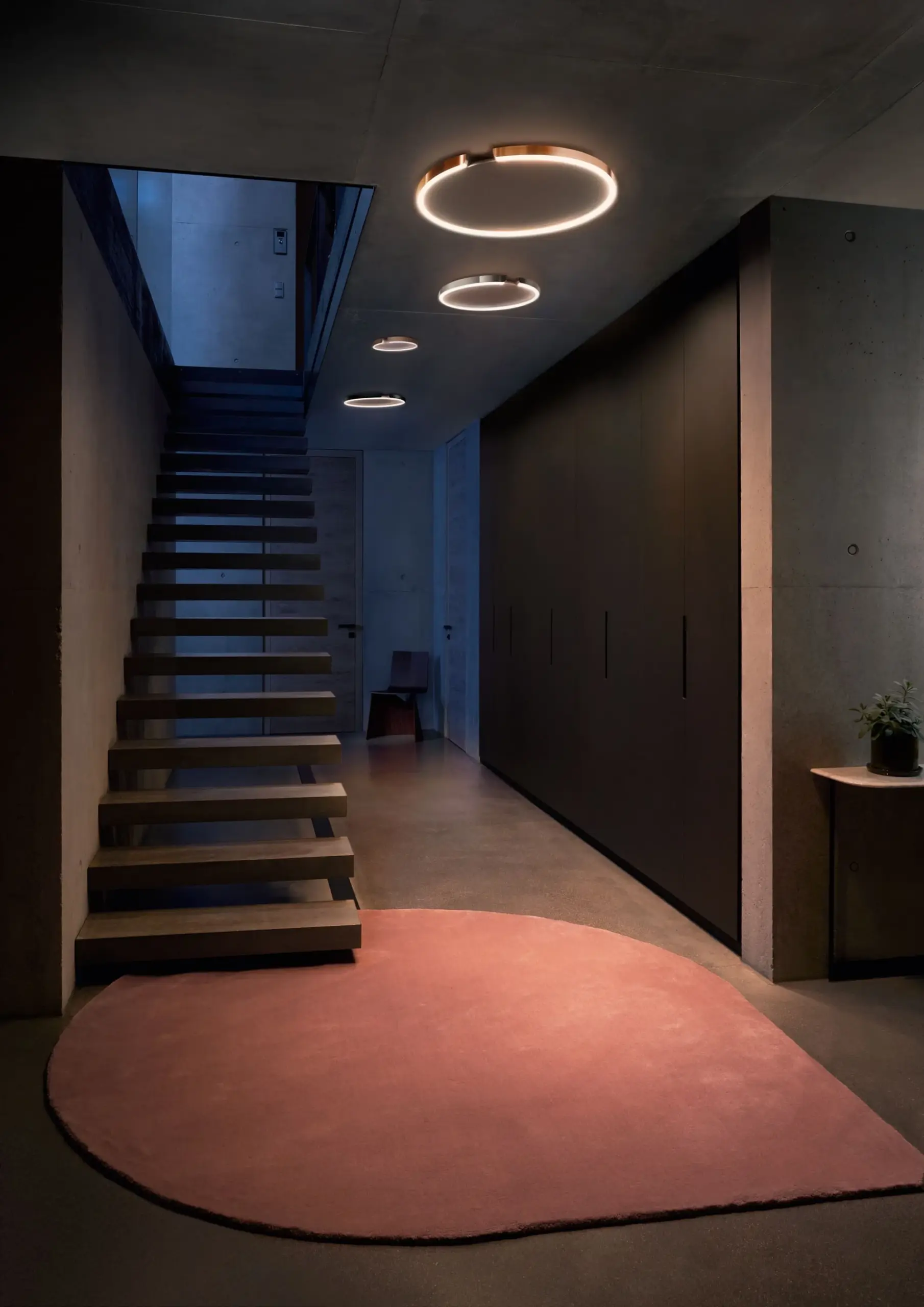 Vier Occhio Deckenleuchten Mito soffitto mit Lichtring im Treppenhaus