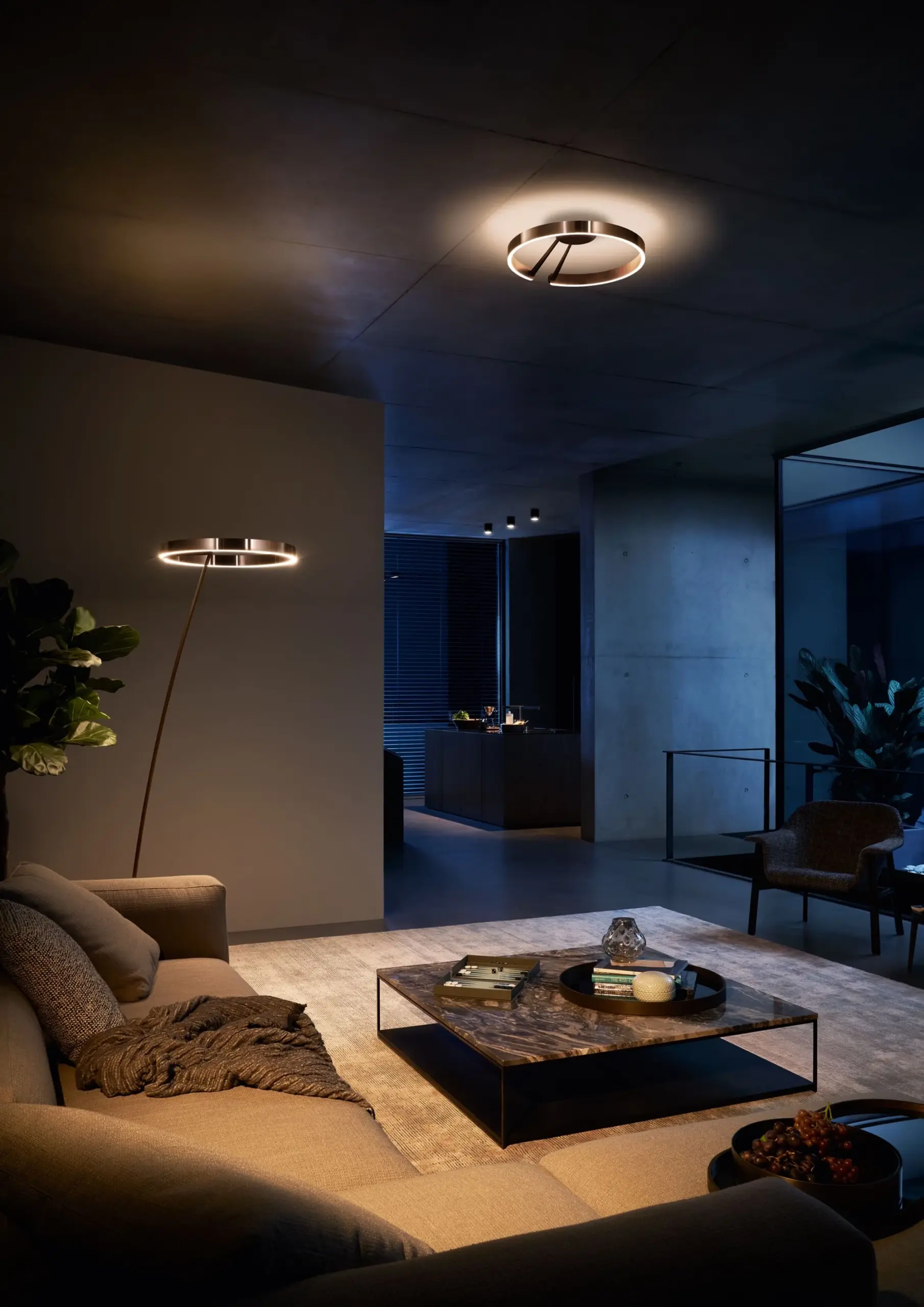Occhio Deckenleuchte Mito soffitto und Stehleuchte Mito largo im abendlichen Wohnzimmer