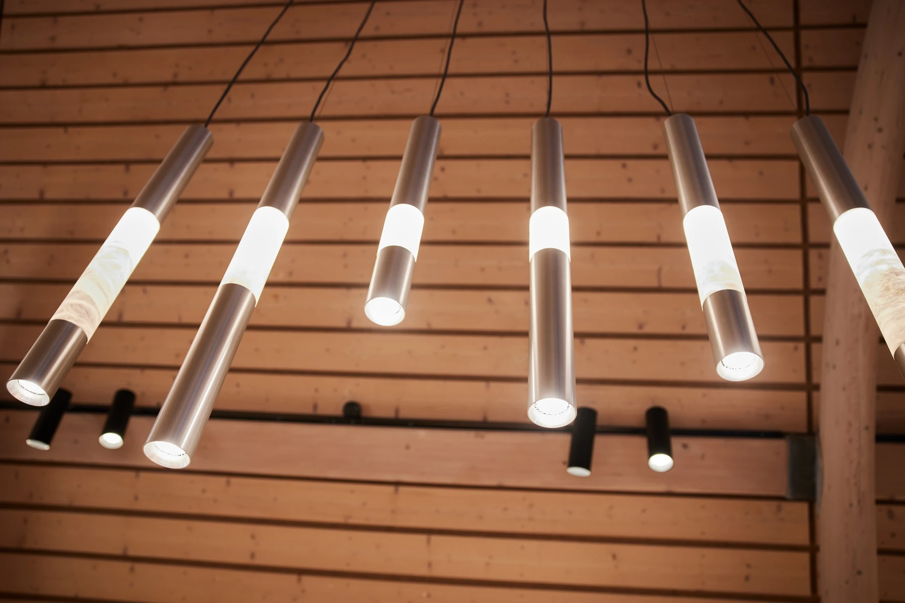 ONE A Pendelleuchten Alubaster aus Aluminium und Alabaster unter einer Holzdecke