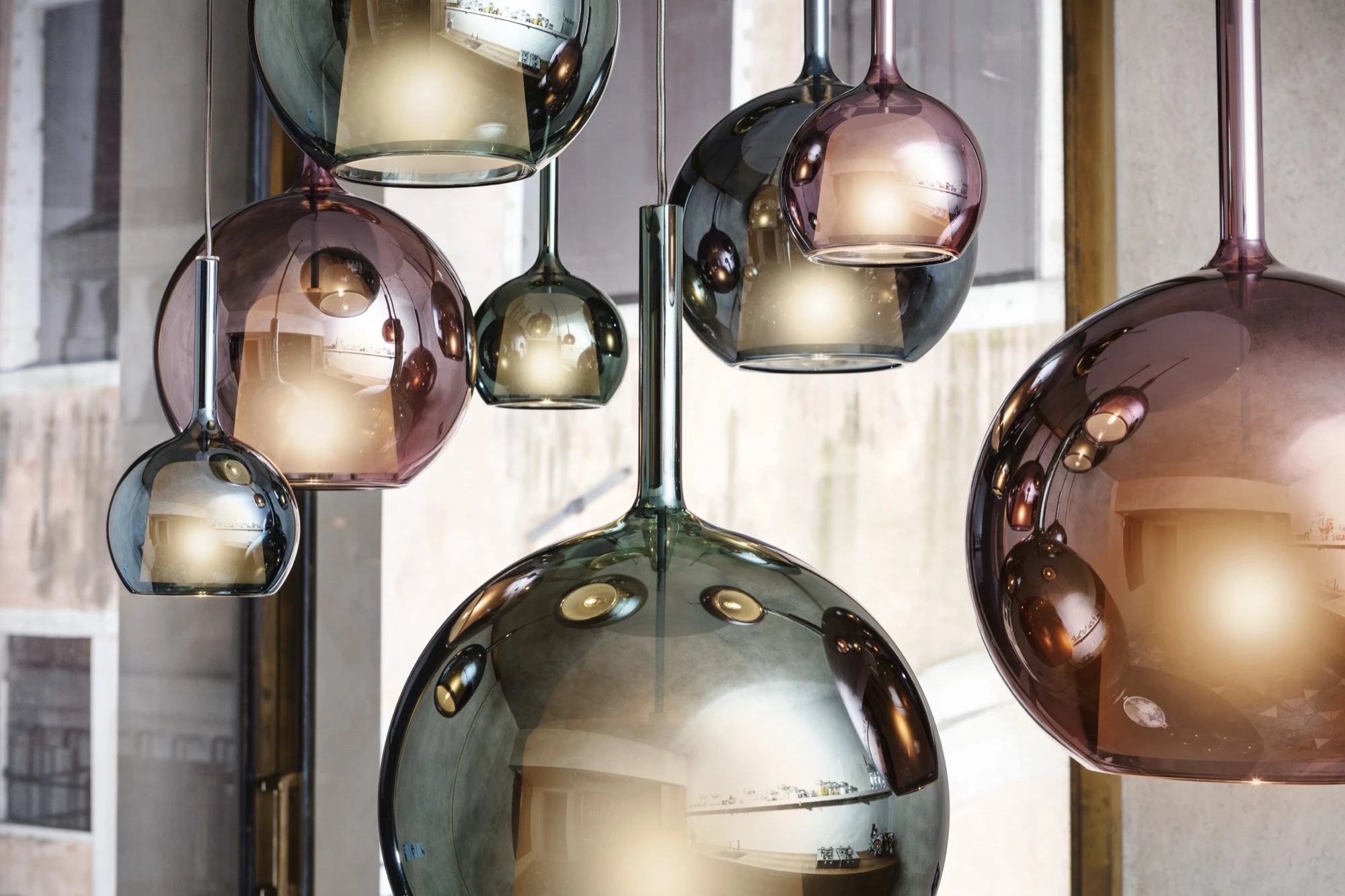 Penta Pendelleuchten Glo aus verspiegeltem Glas in Silber, Kupfer und Violett im Detail