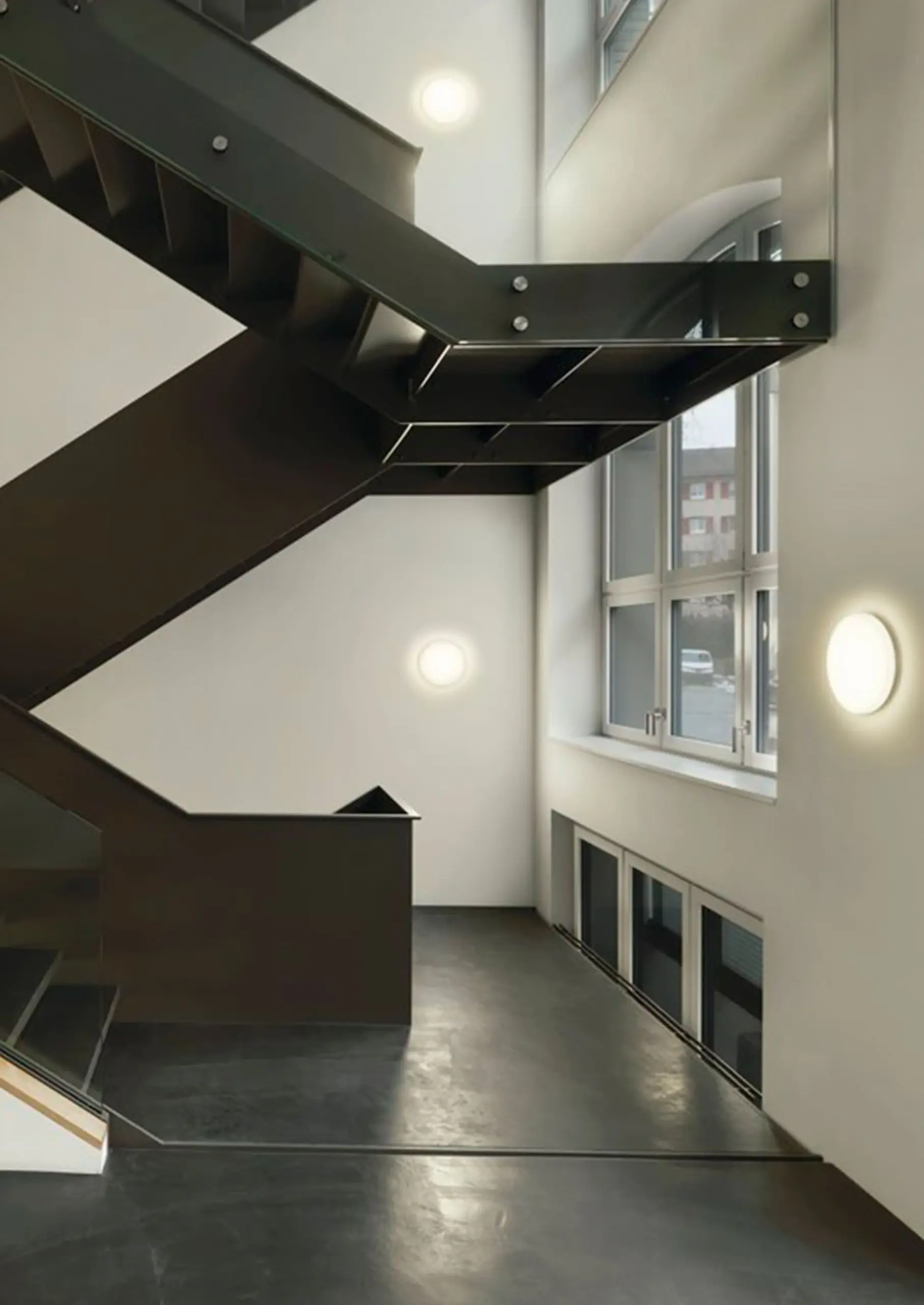 Runde Ribag Wand- und Deckenleuchten Punto in einem modernen Treppenhaus