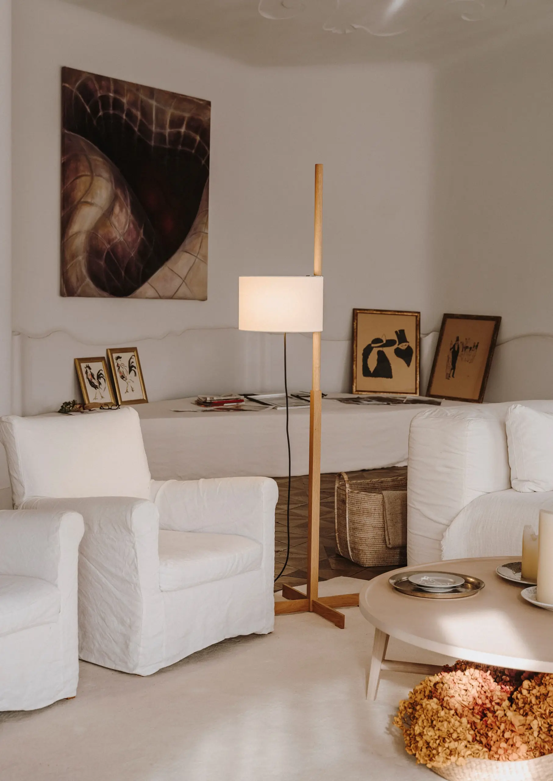 Santa & Cole Stehlampe TMM aus Holz mit weißem Schirm im hellen Wohnzimmer