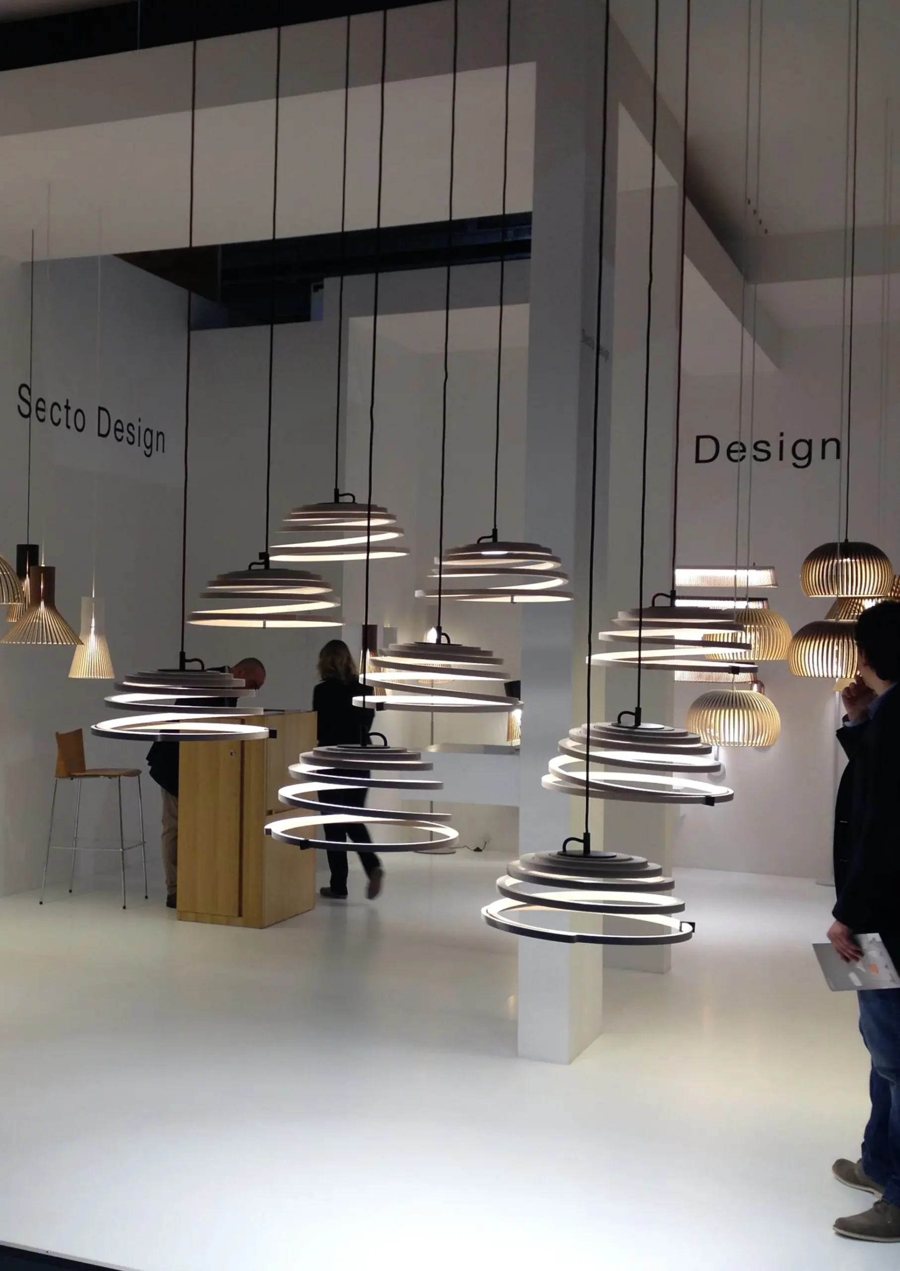 Secto Design Messestand mit spiralförmigen Pendelleuchten Aspiro 8000 aus Holz