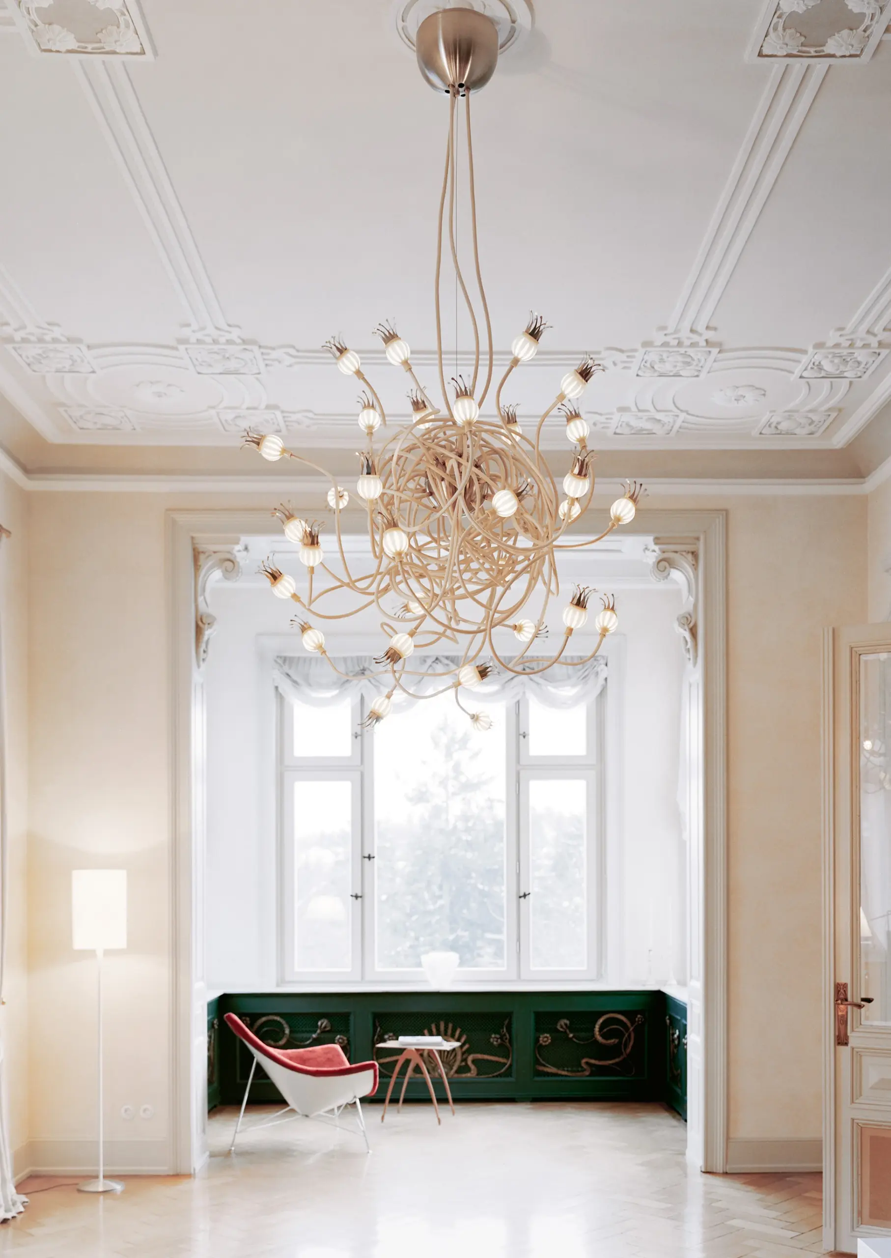 serien.lighting Kronleuchter Poppy mit 30 Armen in Keramik-Beige unter einer Stuckdecke