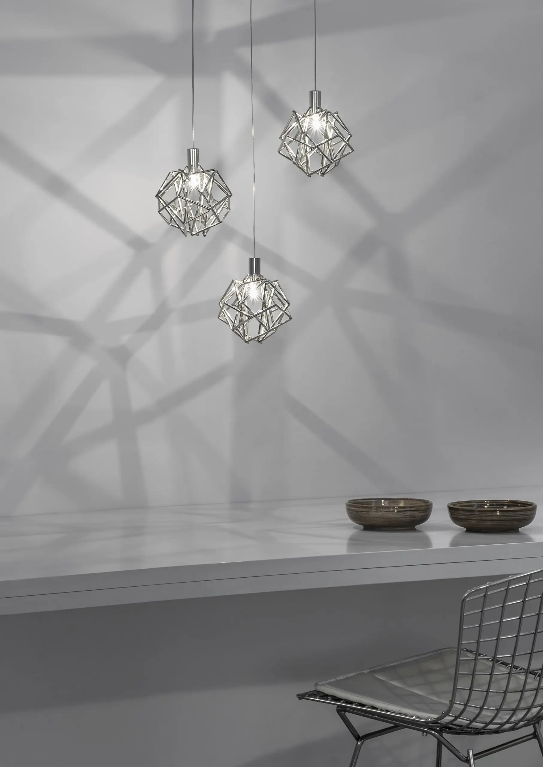 Drei Terzani Pendelleuchten Orten'zia aus vernickelten Metallstäben mit Schattenspiel an der Wand