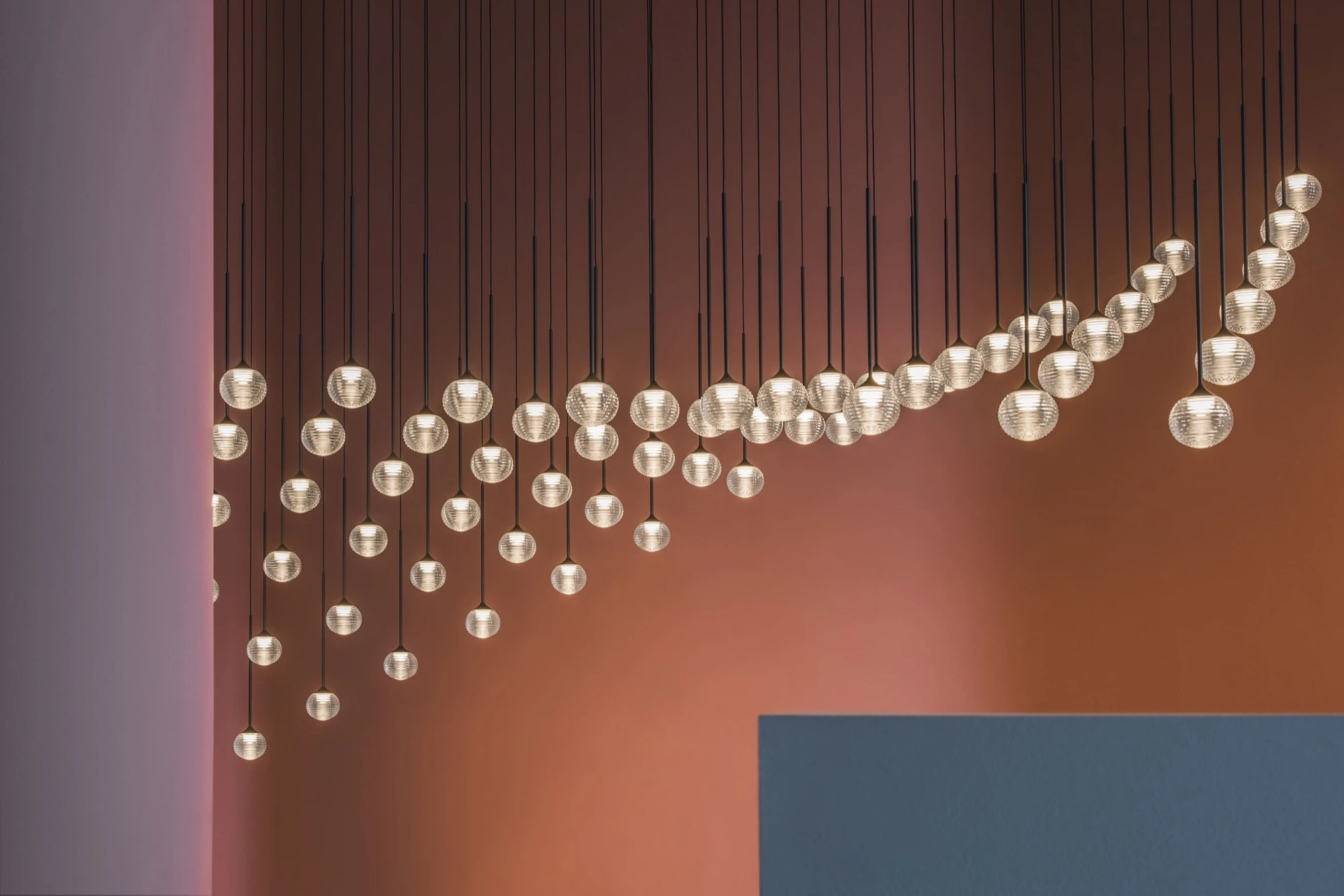 Vibia Pendelleuchte Algorithm mit zahlreichen Glaskugeln als geschwungene Lichtinstallation