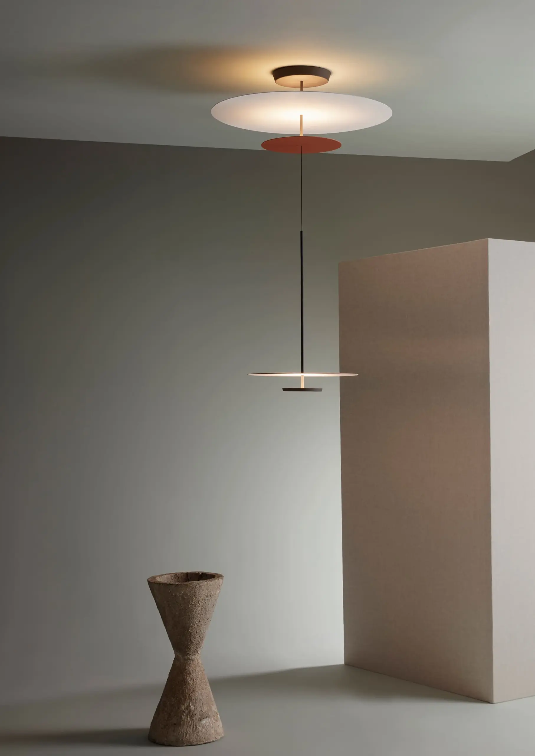 Vibia Pendelleuchte Flat mit flachen runden Scheiben in Weiß und Terrakotta
